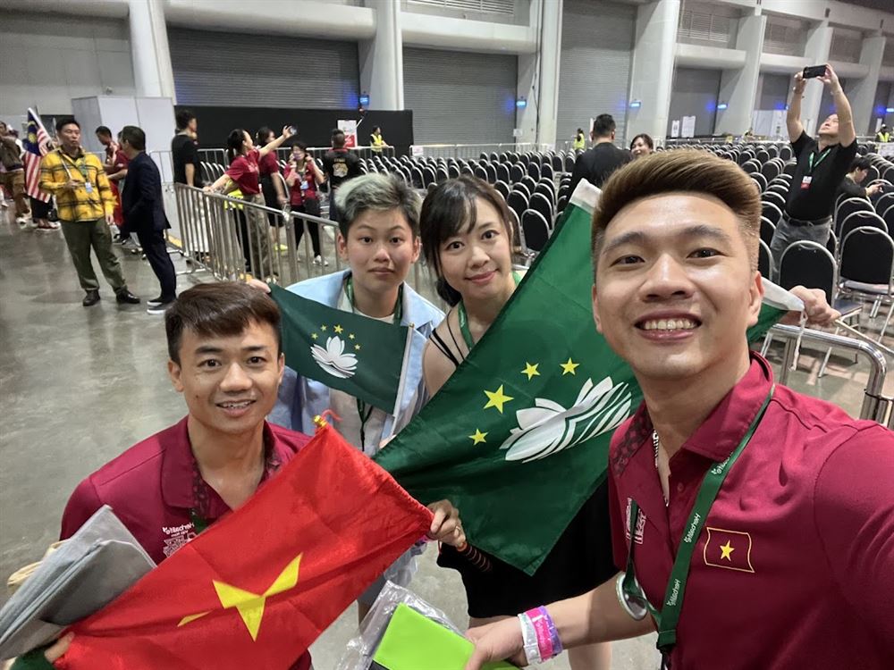 Lê Tiến Bình đi học nước ngoài