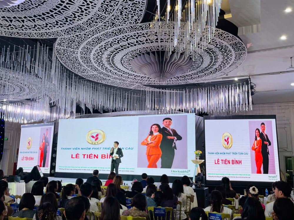 Lê Tiến Bình trên sân khấu