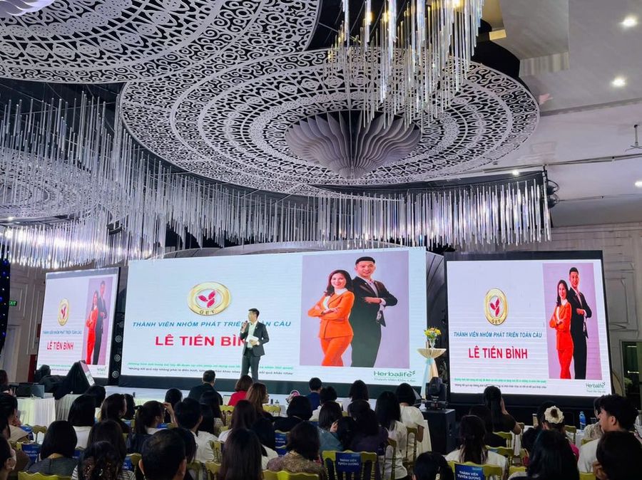 Lê Tiến Bình trên sân khấu